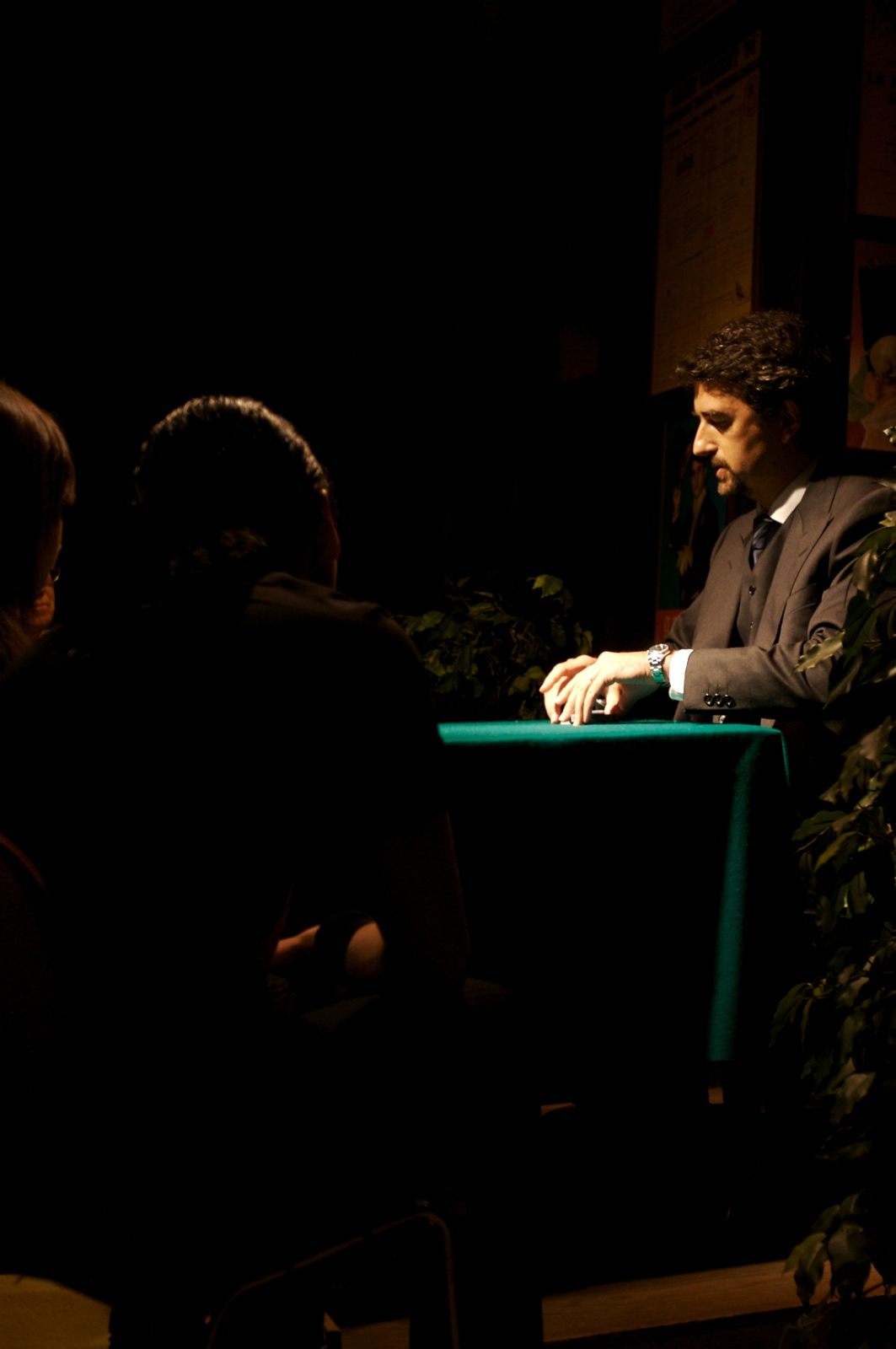 Una mano di poker servita al tavolo